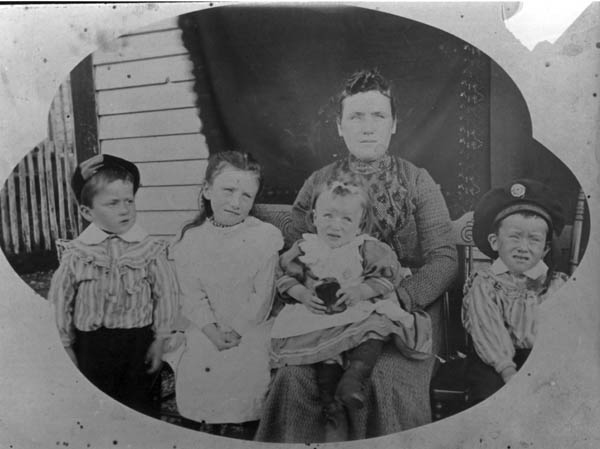 044: Mary Anne (Murphy) Reddy, with her four oldest children,l-r Dennis, Julia, Jerry  and Michael. (circa 1902)